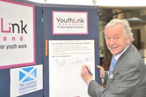 Bill Walker signs YouthLink Scotland pledge